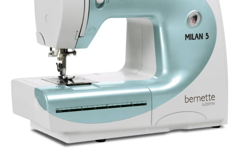 В комплект машинки Bernina Bernette Milan 5 входят: 4 лапки, щеточка для чистки, вспарыватель, набор игл, кромконаправитель и прочие аксессуары.